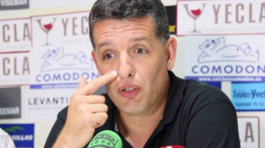 Alejandro Sandroni, entrenador del Yeclano