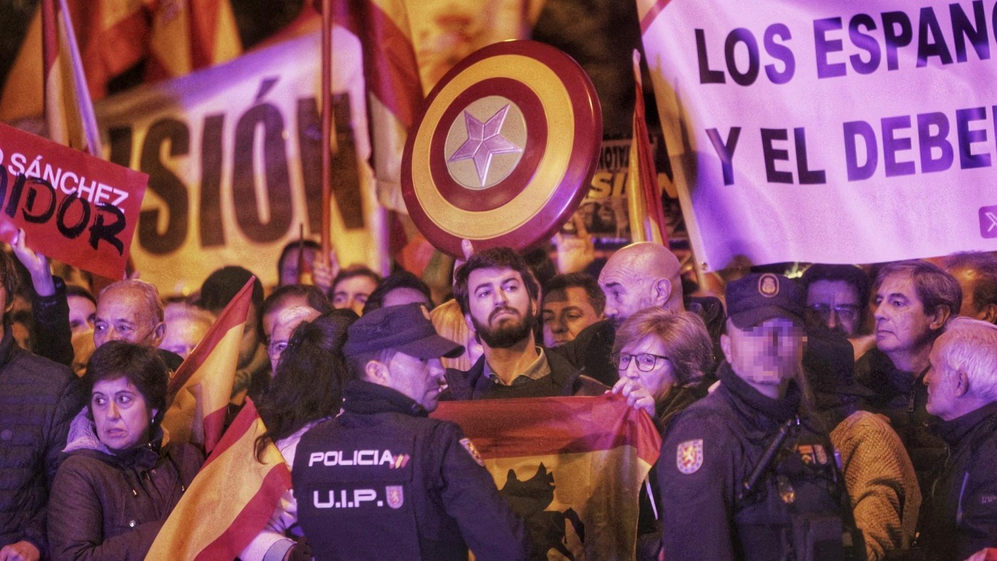 Dos detenidos y cargas policiales en la concentración en Ferraz que ha reunido a más de 3.800 personas