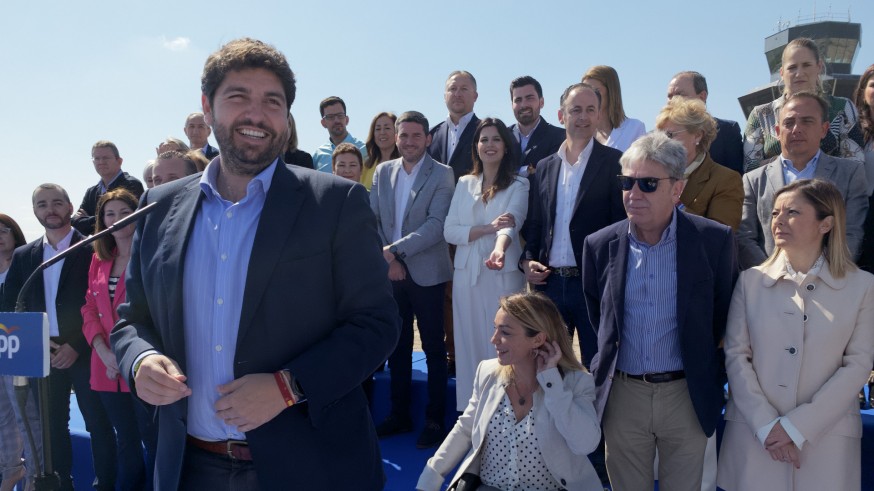 Fernando López Miras, en primer plano, junto a algunos componentes de la lista del PP a la Asamblea Regional. ASR