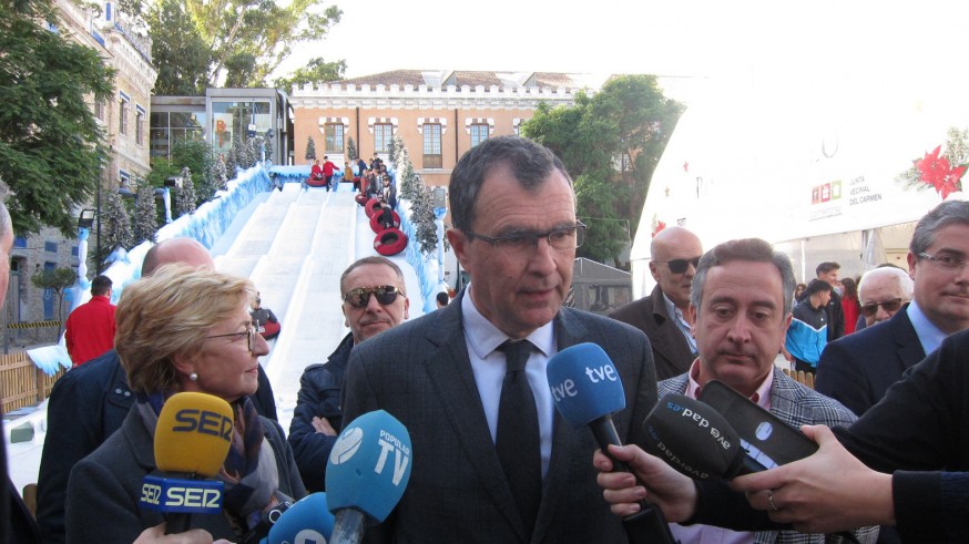 Ballesta atiende a los medios de comunicación