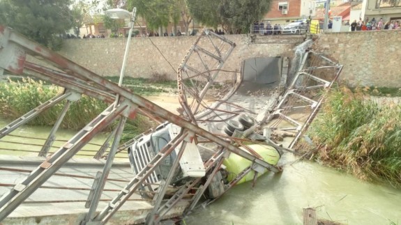 Imagen del accidente del camión hormigonera tras le hundimiento del puente de El Secano. EMERGENCIAS 061