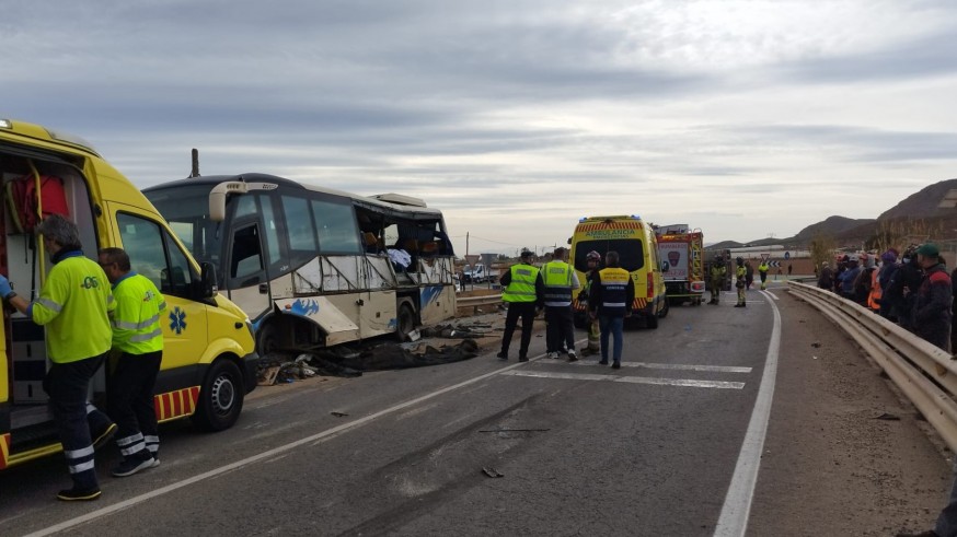 Varios heridos tras volcar un camión sobre un autobús de trabajadores en Lorca