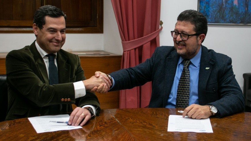 Juanma Moreno y Francisco Serrano, de Vox, sellan el acuerdo para la legislatura