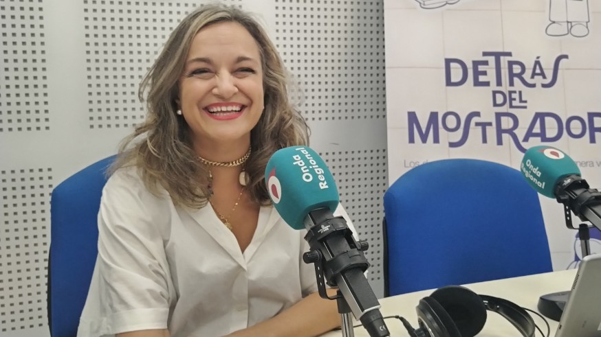 Detrás del mostrador. Juana Nicolás. Sombrera, plumista y joyera artesanal