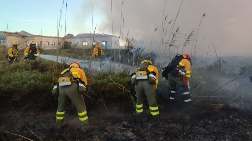 Extinguido el incendio que ha quemado 7 hectáreas en la marina del Carmolí