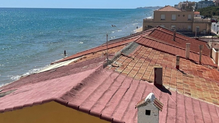 Los vecinos de playa Babilonia acuden al Rey para salvar sus casas