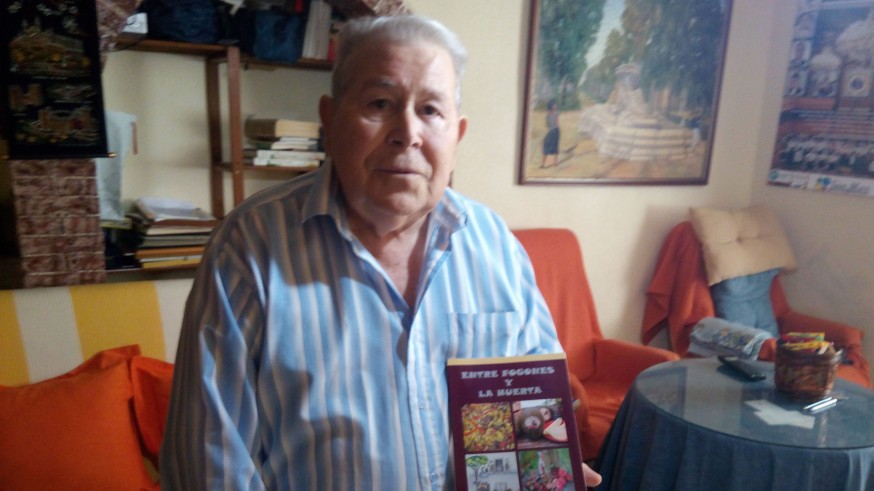 Juan Moreno Gómez con uno de sus libros, 'Entre fogones y la huerta'