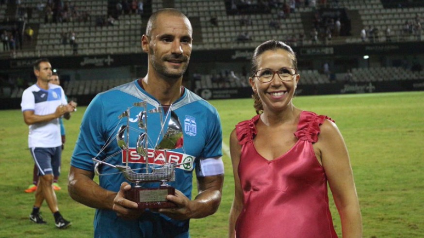 Ceballos junto con la alcaldesa Ana Belén Castejón (foto: FC Cartagena)
