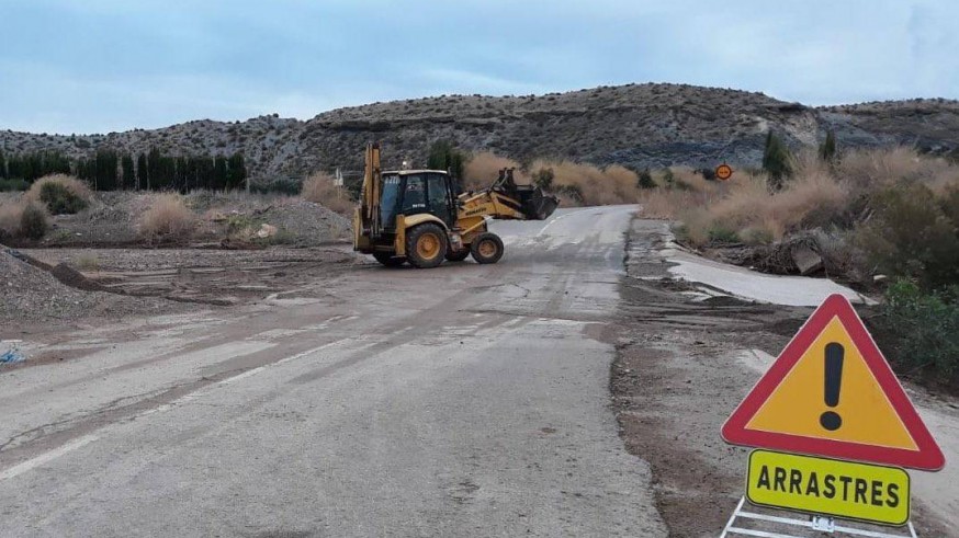 Operarios retiran los arrastres producidos ayer en la carretera entre Águilas y Almería