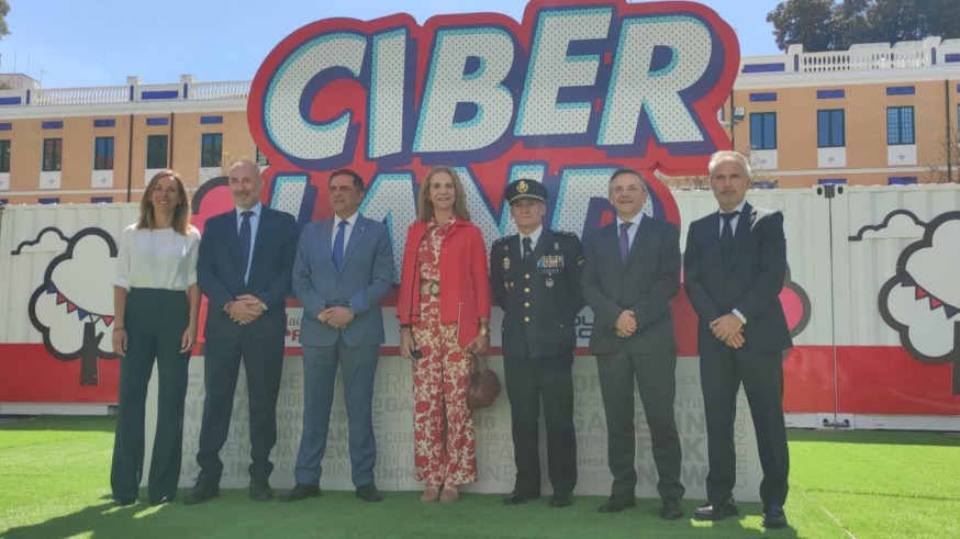 La Infanta Elena amadrina en Murcia 'Ciberland', una iniciativa sobre riesgos del mundo digital