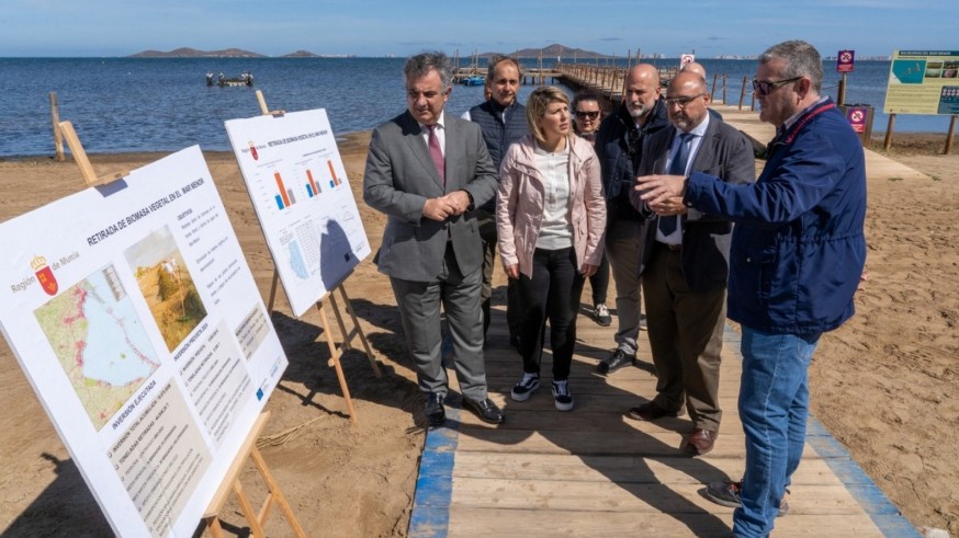 La Comunidad invierte 8 millones de euros en la retirada de biomasa del Mar Menor