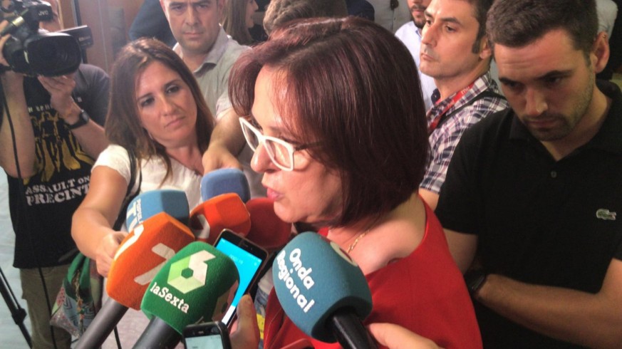 Isabel Franco atiende a los medios la semana pasada durante el debate de investidura