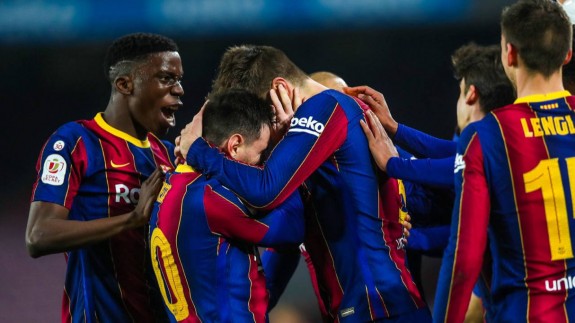 Piqué y Messi se abrazan tras el segundo gol del Barcelona
