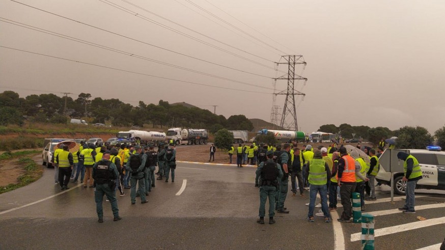El bloqueo de los piquetes del transporte en el Valle de Escombreras obliga a las gasolineras a traer el combustible de Alicante, Valencia o Tarragona