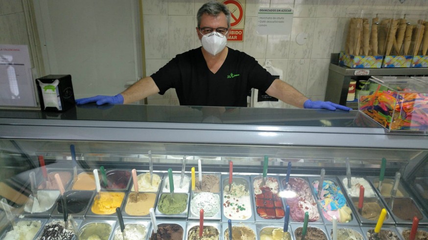 Antonio Miralles en su heladería en Lorca, La Valenciana
