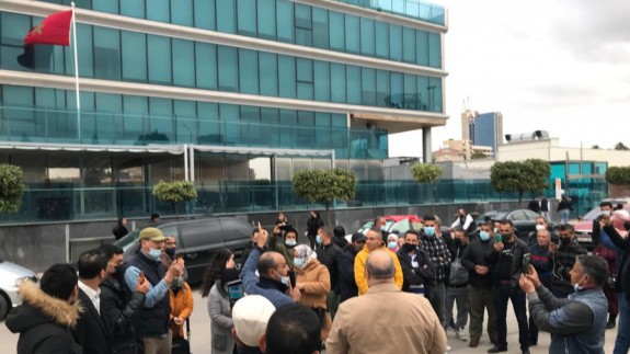 Un centenar de marroquíes se concentra ante su consulado en Murcia