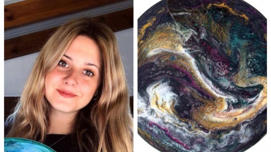 Amanda Van Mierlo junto a una de sus creaciones