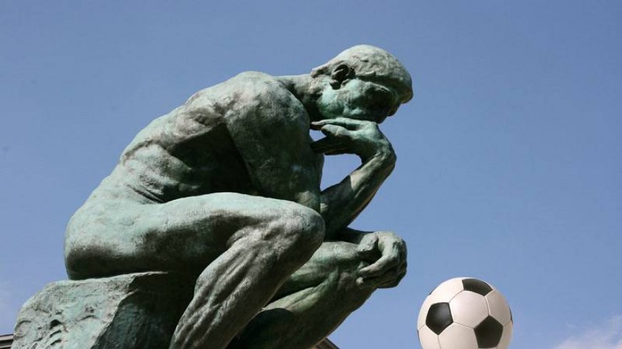 El pensador de Rodin y balón de fútbol
