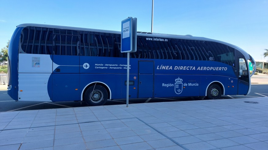 La Comunidad inicia el servicio gratuito de autobús que conecta el Aeropuerto con Murcia y Cartagena