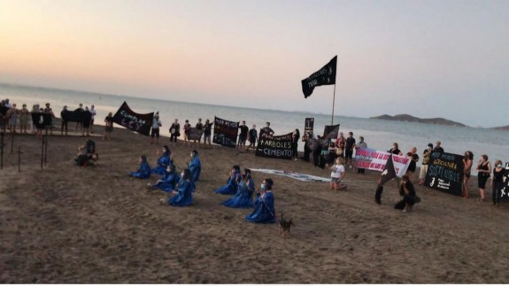 Manifestación en Los Urrutias para escenificar la muerte del Mar Menor