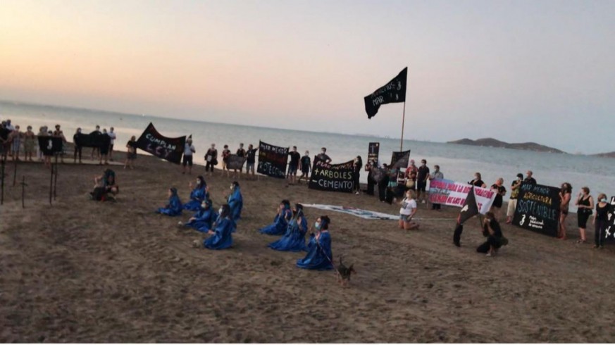 Manifestación en Los Urrutias para escenificar la muerte del Mar Menor