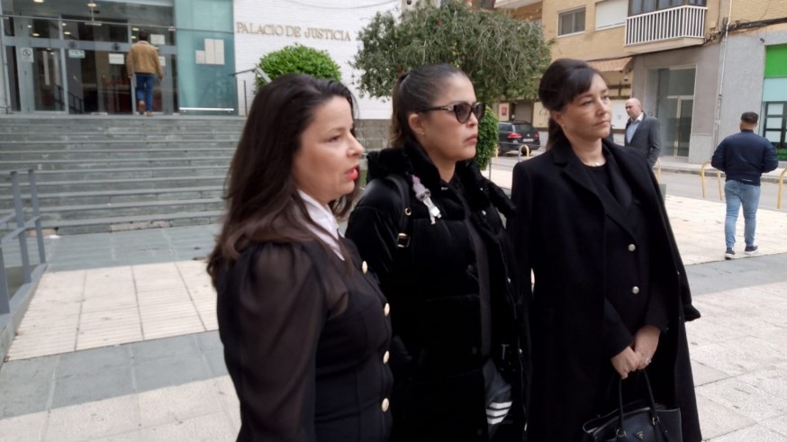 Una de las dos mujeres operadas de estética en el Virgen de la Caridad ratifica ante el juez su denuncia contra la doctora