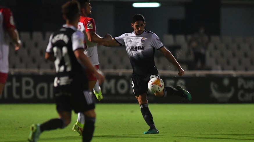 Bodiger dispara a puerta en el último partido ante el Almería. Foto: FC Cartagena