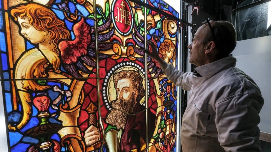 Las vidrieras de la fachada de la Catedral, expuestas a pie de calle tras una restauración total