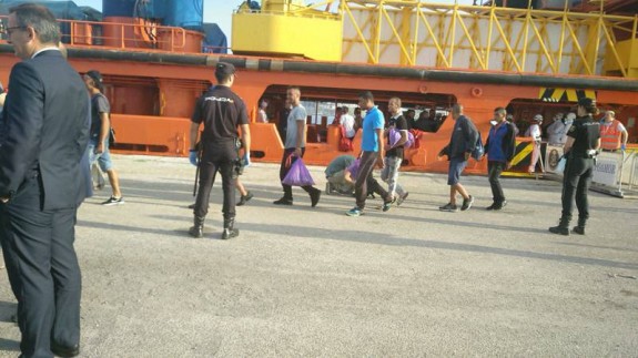Los inmigrantes rescatados llegan al muelle de La Curra