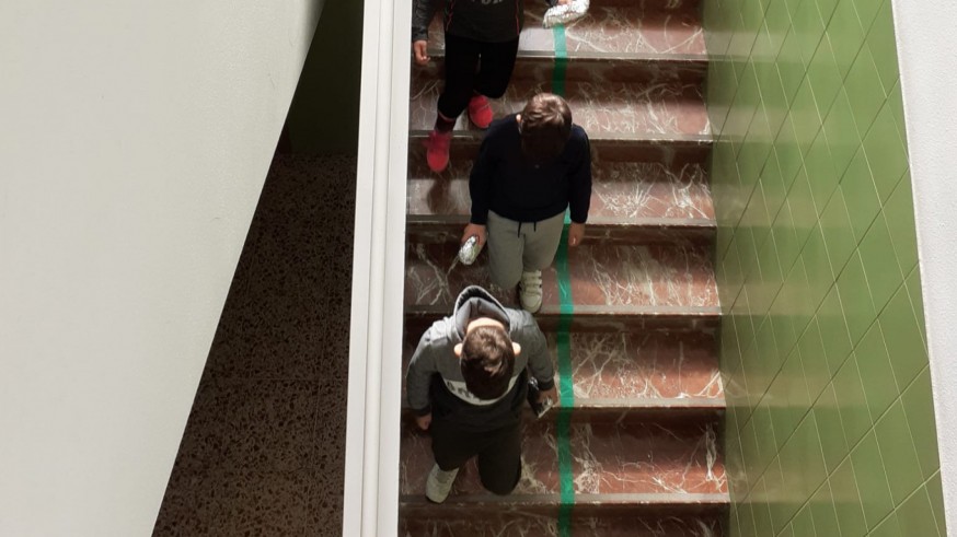 Alumnos bajando las escaleras por la zona delimitadas. ORM