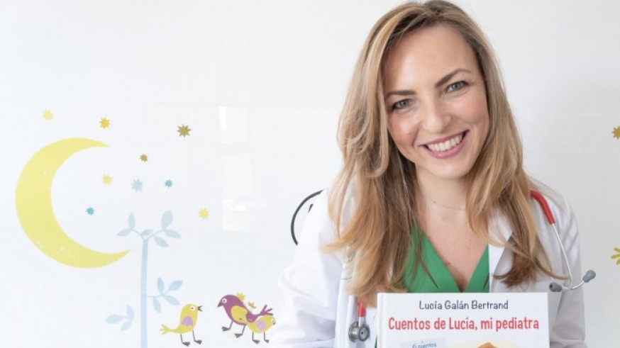 Lucía Galán con su libro 'Cuentos de Lucía, mi pediatra'