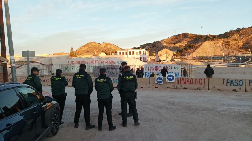 Un grupo de vecinos paraliza las obras del AVE en Lorca