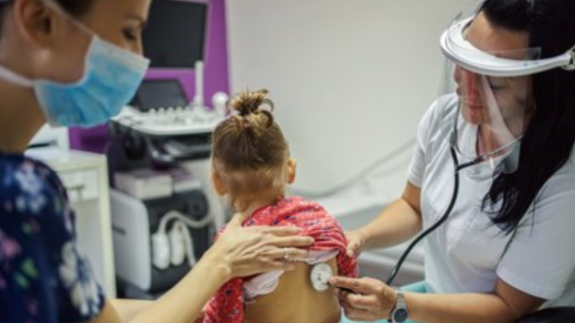 Una pediatra atiende a una niña durante la pandemia