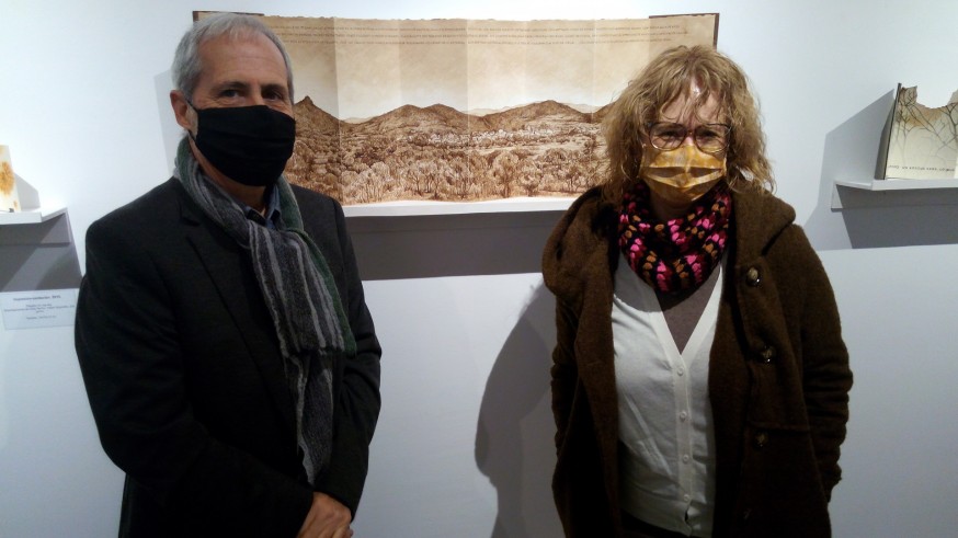 artista Luis Izquierdo y la comisaria de la Exposición Olga Rodriguéz