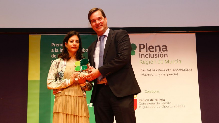 María, presentadora de 'Colgados en la Onda' y Juan Miguel Aguado, director general de RTRM, recogen el premio
