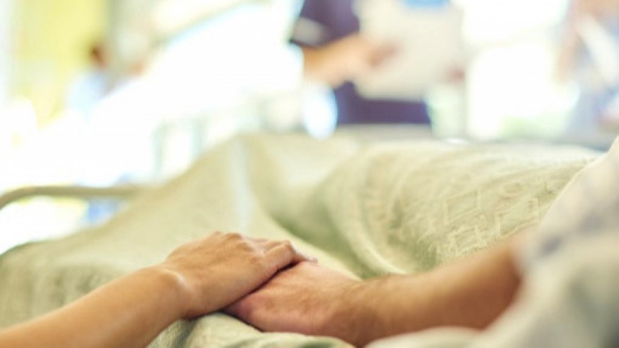 Un paciente hospitalizado siendo atendido por personal sanitario