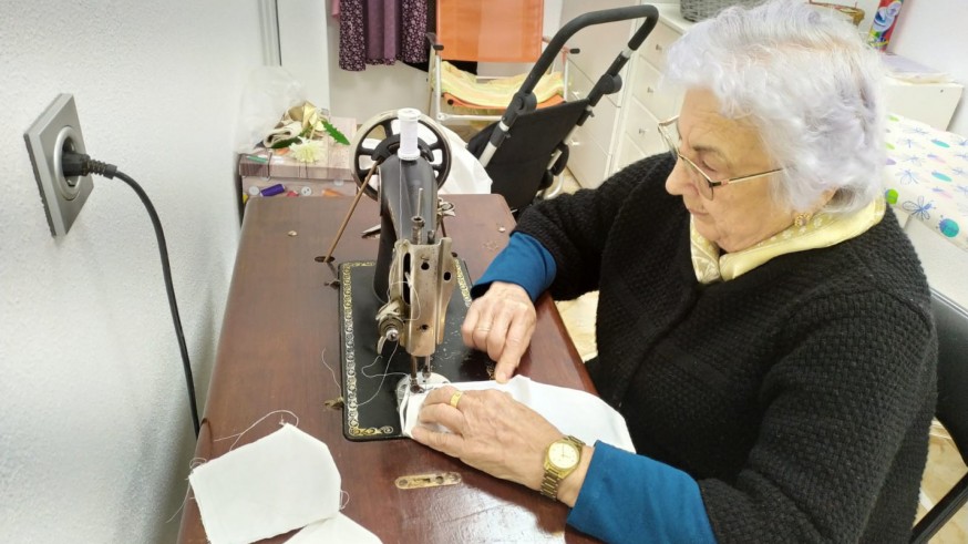 Micaela Mayol. Costurera de 85 años con su máquina coser de 95 años.