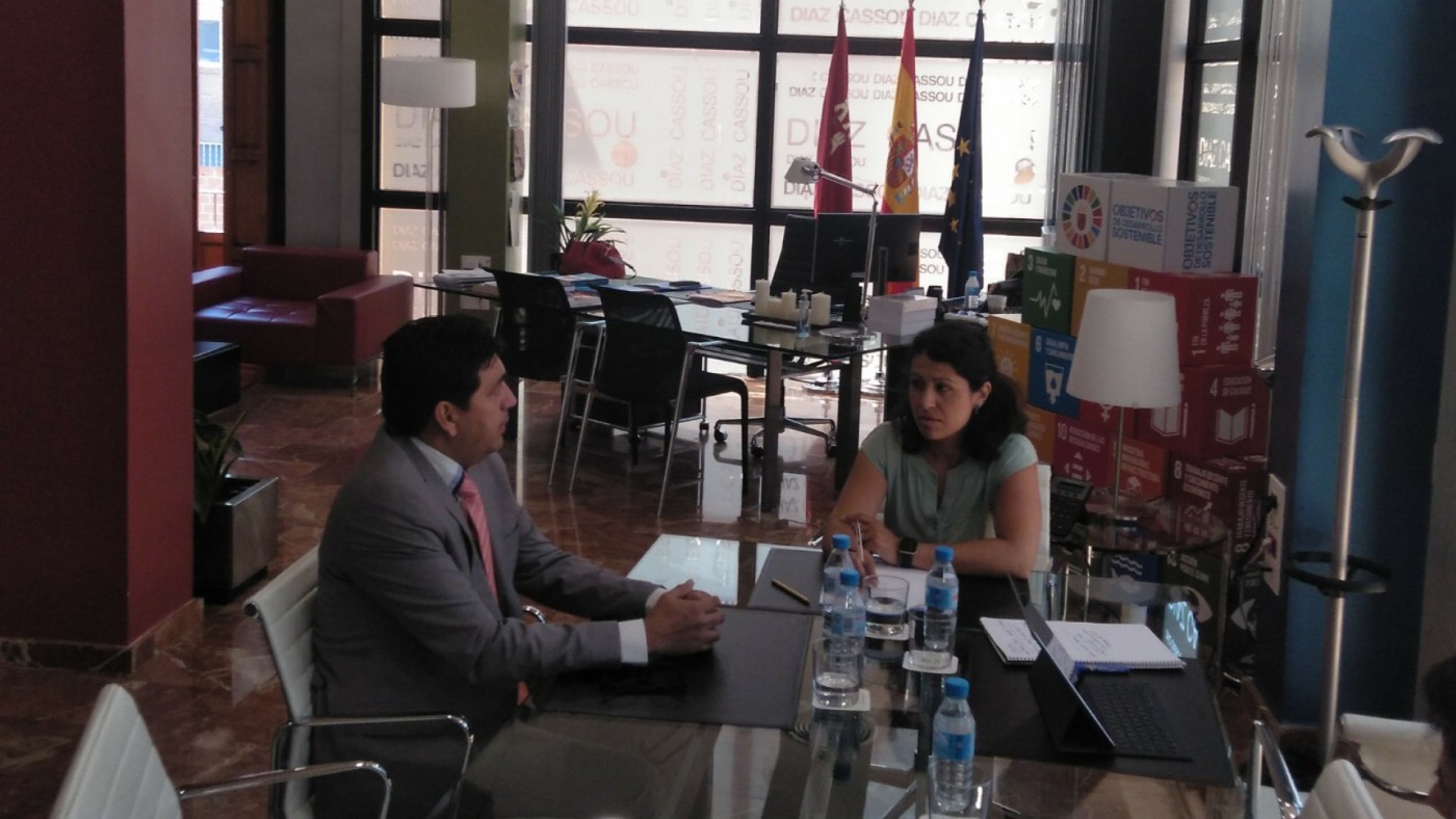 Reunión entre la consejera y el vicecónsul de Bolivia.