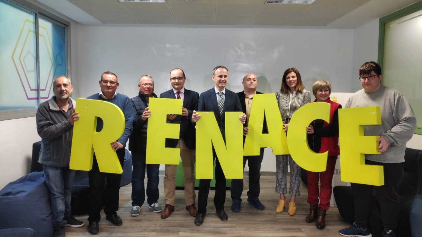 Participantes en el programa Renace junto al consejero de Empleo