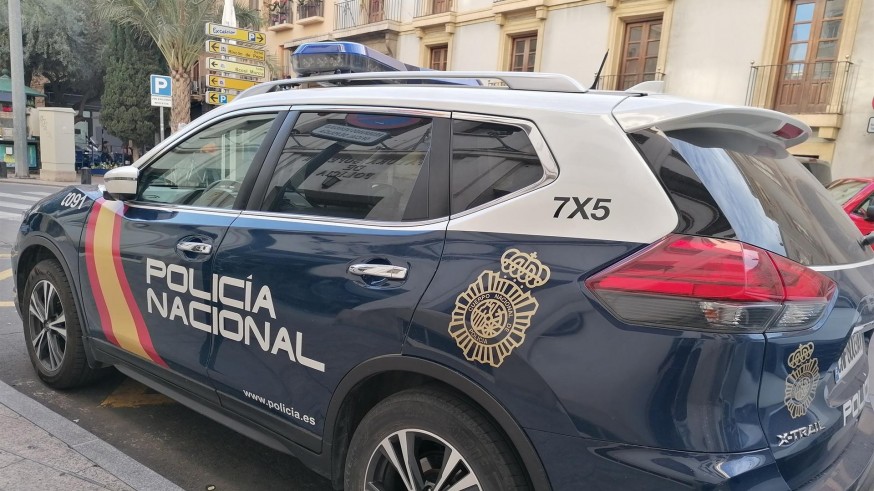 Detenida una mujer por robo con violencia que llegó a arrancar un arco de seguridad en un súper de Murcia