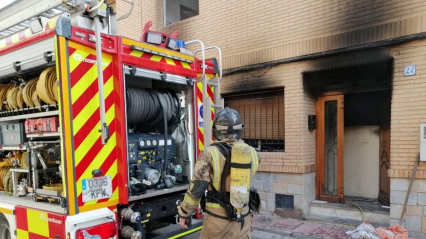 Seis animales domésticos mueren y su dueño resulta herido en un incendio en Ceutí