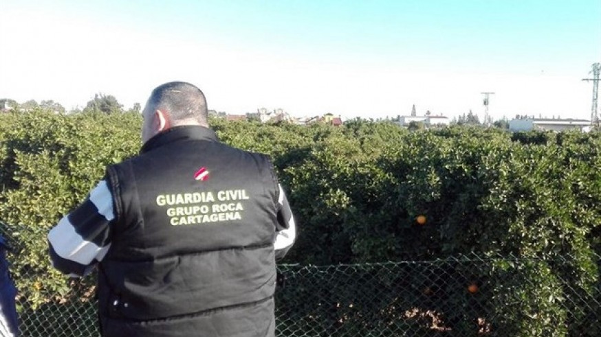Un agente de los equipos Roca de la Guardia Civil