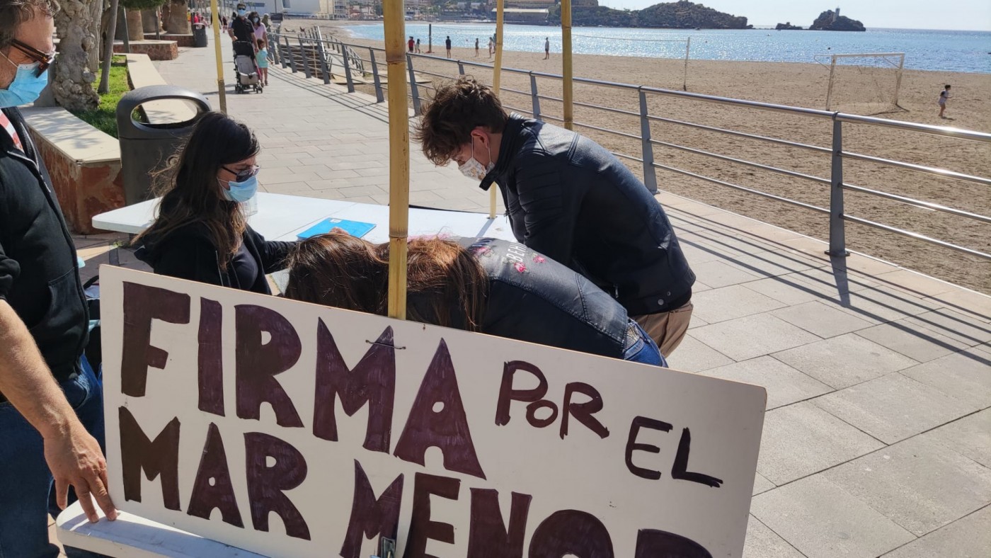 Águilas se vuelca en la recogida de firmas por el Mar Menor