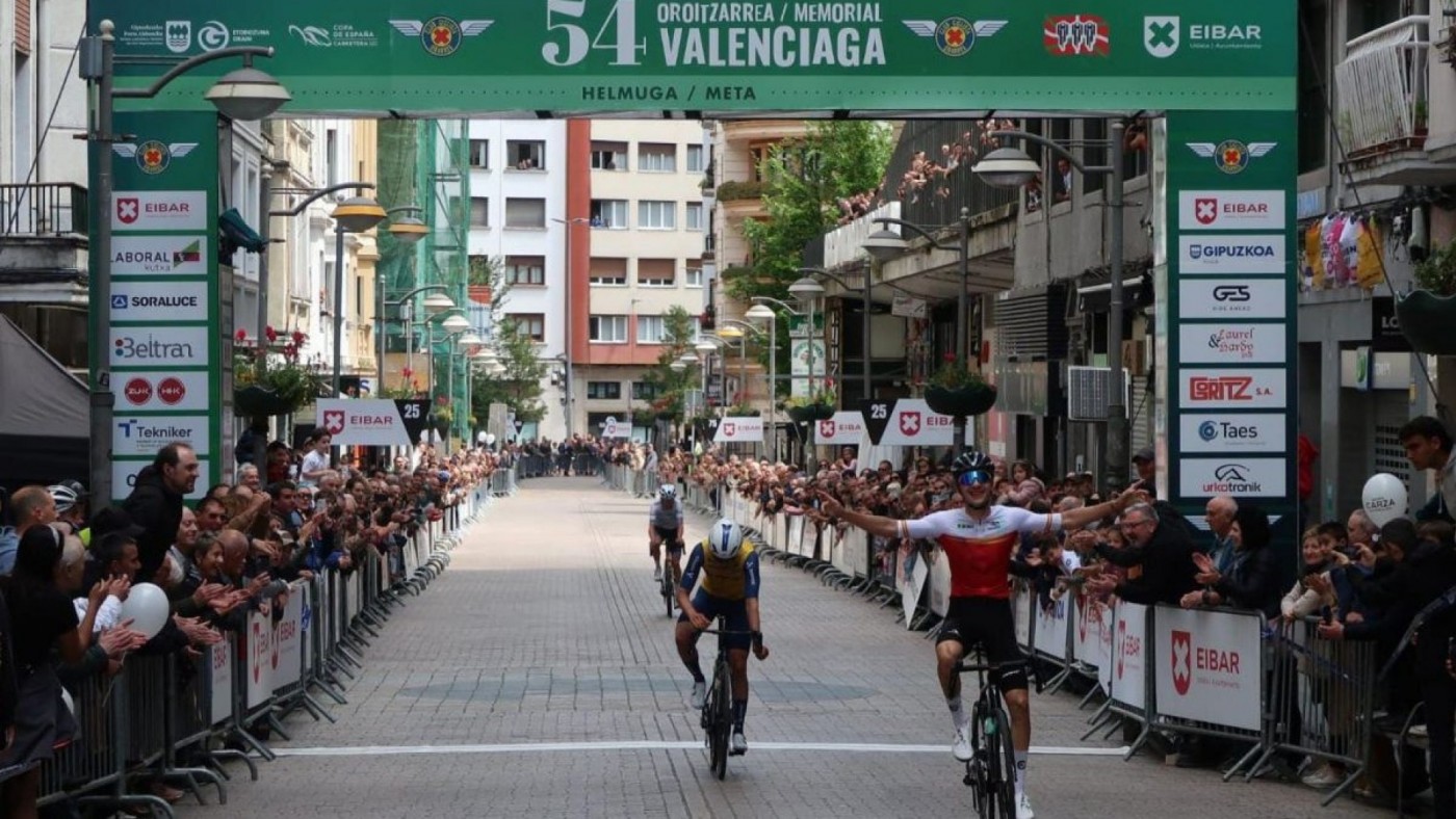 César Pérez tiene en la mano la Copa de España de ciclismo