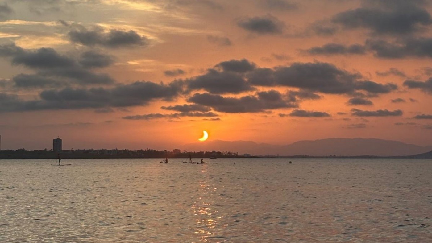 Las nubes no consiguen empañar el eclipse que se ha podido observar en toda la Región