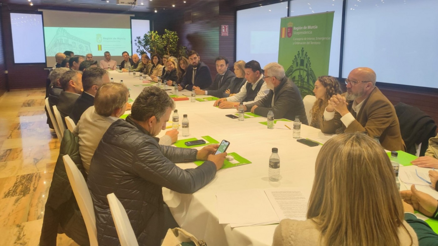 17 asociaciones se reúnen con Vox para conocer su nueva ley del Mar Menor