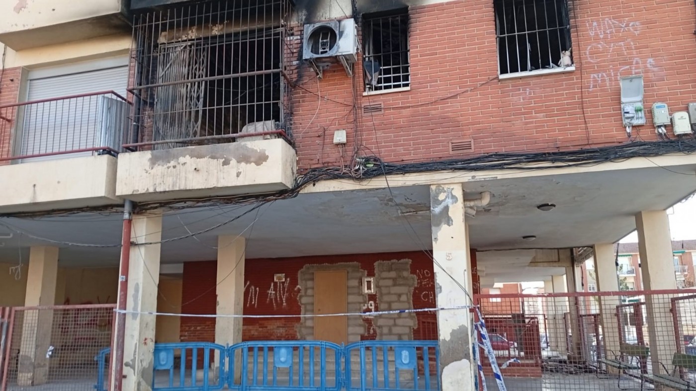 Tabican el acceso al edificio incendiado hace una semana en Molina de Segura