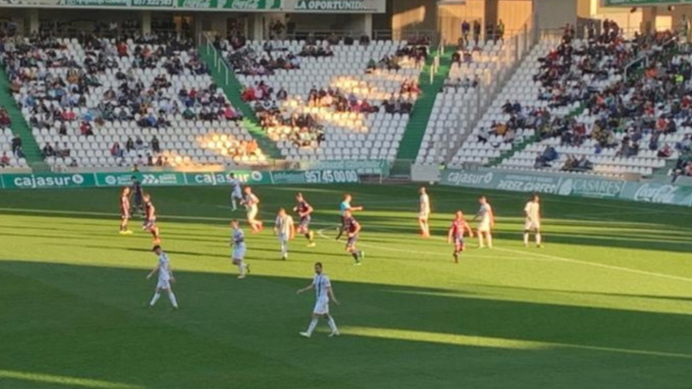 El Yeclano cae 2-1 ante el Córdoba tras un penalti dudoso