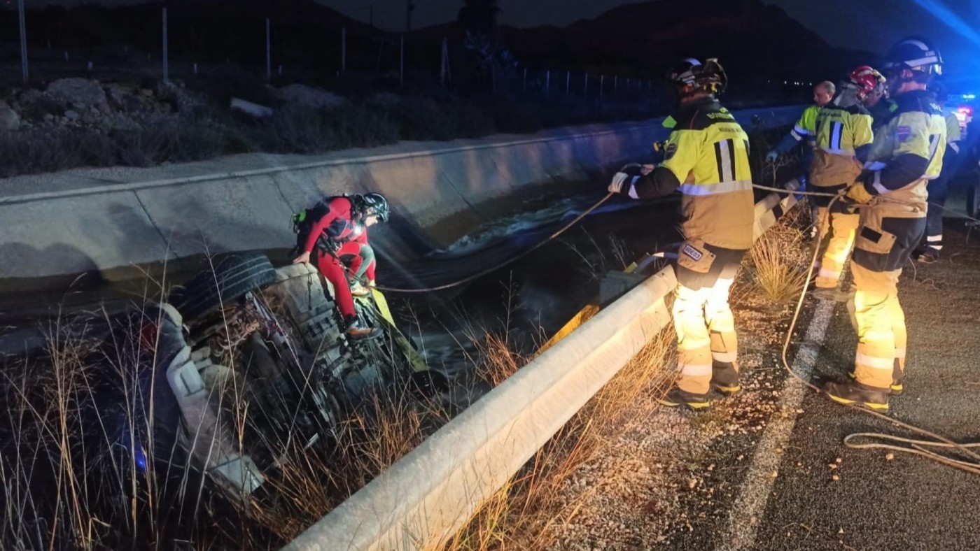 Fallece un hombre al caer su coche al canal del trasvase junto al pantano de Santomera