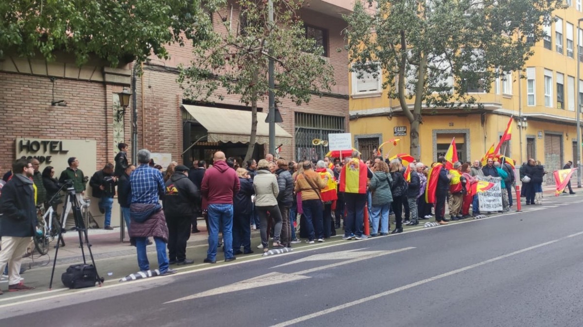 Un centenar de personas se concentran frente a la sede del PSRM-PSOE ...